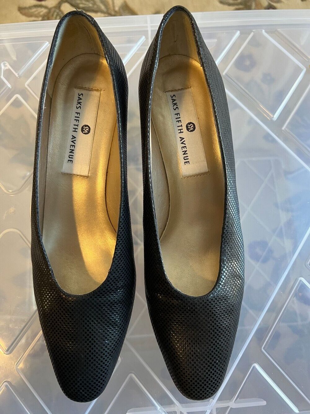 Saks fifth avenue women shoes 8N black pebbled leather heel 1.5” Made in Italy
